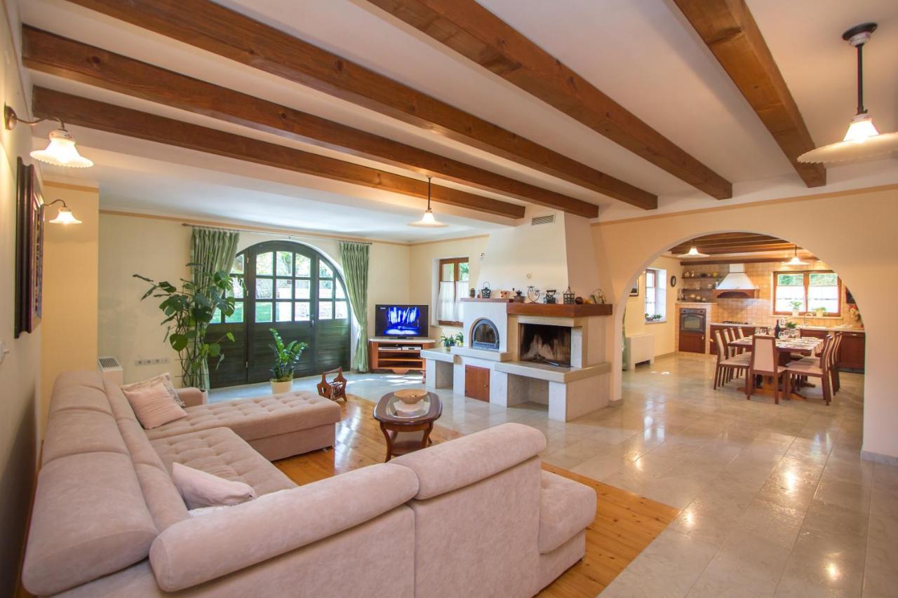 Villa Kringa Tinjan Kültér fotó